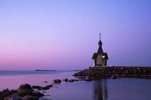 教堂映衬着美丽的粉色紫色天空. — 图库照片