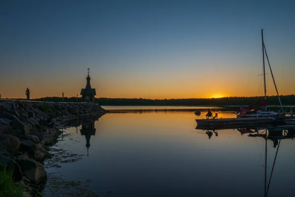 The silhouette of a church, a fisherman and a boat — Stock Photo, Image