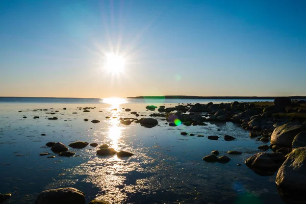 Vacker havskust med otaliga stenar. — Stockfoto