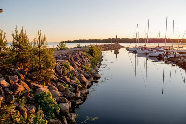 Ett Stort Antal Båtar Båtar Och Fartyg Förtöjda Vid Piren — Stockfoto