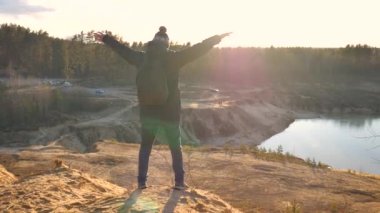 Gün batımında kutlama ve hedefe ulaşmak..