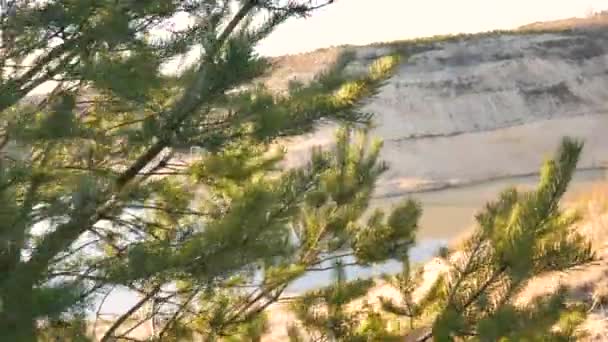 Una bella cava di sabbia con un lago all'interno. — Video Stock