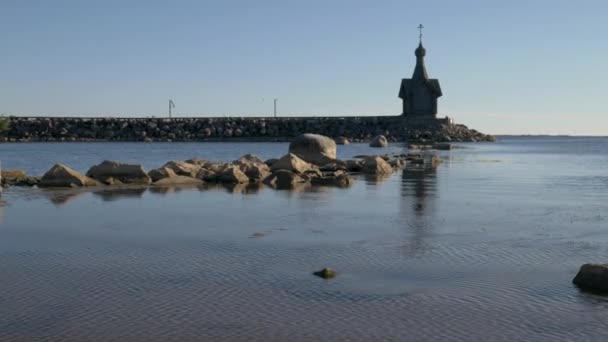 Kilise denizin kenarında, taş bir iskelede duruyor.. — Stok video