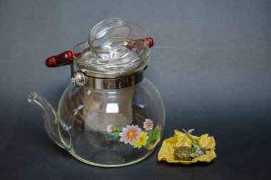 Kırmızı saplı bir çaydanlık, nane şekerli yeşil çayın yanında. Çay partisi..