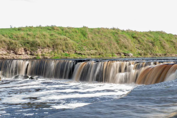 川から流れる水が落ちる 茶色の色合いの嵐の川 — ストック写真