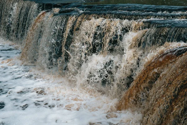 Vattenfall Vatten Som Rinner Från Floden Faller Ner Stormig Flod — Stockfoto