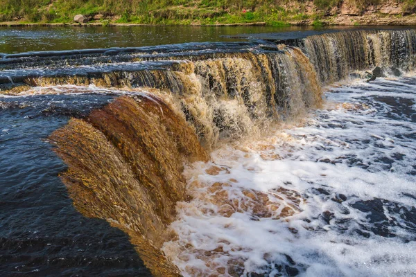 Vattenfall Vatten Som Rinner Från Floden Faller Ner Stormig Flod — Stockfoto