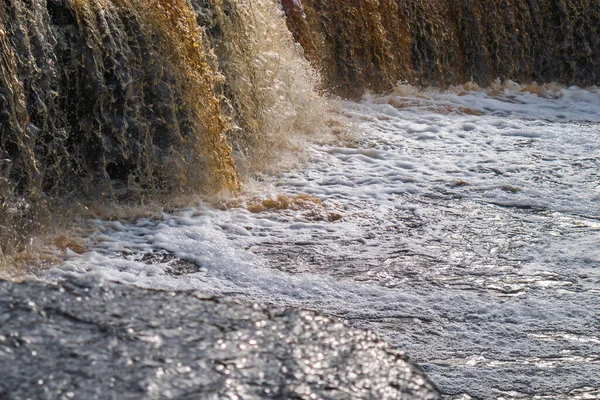 Vattenfall Vatten Som Rinner Från Floden Faller Ner Stormig Flod — Stockfoto