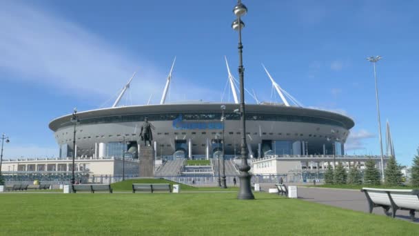 ロシアのサンクトペテルブルク 2020年9月23日 ガスプロムアリーナビル 美しい青空を背景にしたサッカースタジアム — ストック動画