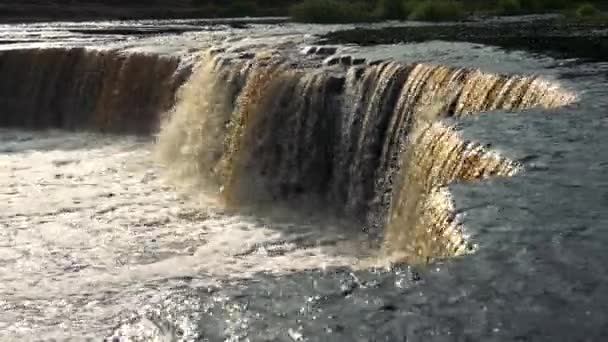 Водопад Вода Реки Падает Бушующая Река Коричневым Оттенком — стоковое видео