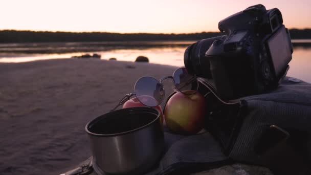 Photographer Bag Apples Coffee Tourist Halt Stone Background Lake Beautiful — Stock Video
