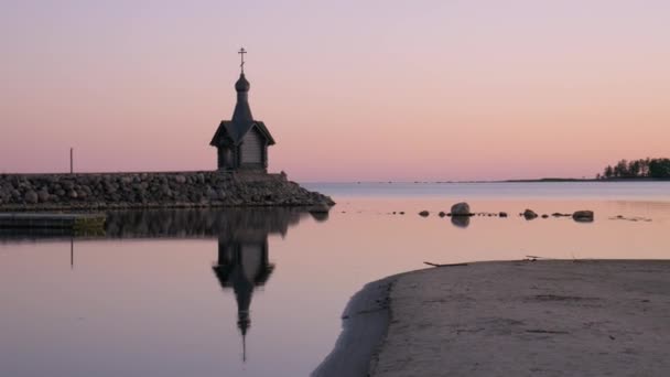 Kyrkan Står Stranden Mot Vacker Blå Himmel Stenstrand Kapellet Ser — Stockvideo