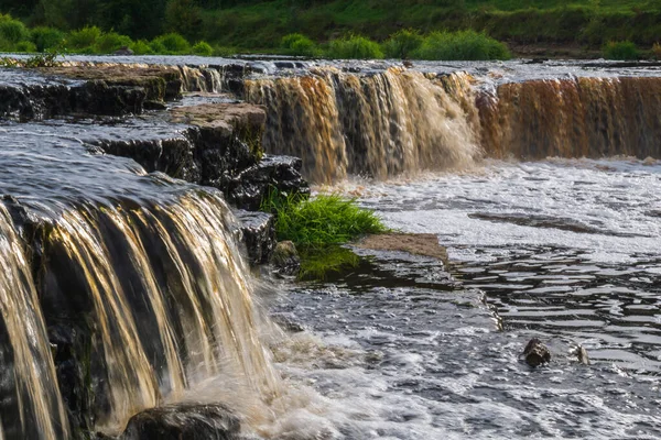 Vattenfall Vatten Som Rinner Från Floden Faller Ner Stormig Flod — Stockfoto