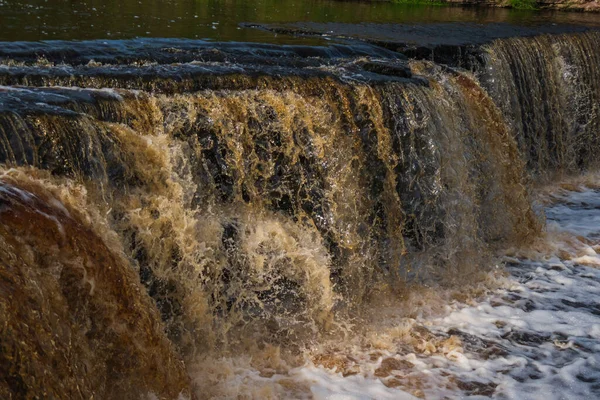 Vattenfall Vatten Som Rinner Från Floden Faller Ner Stormig Flod — Stockfoto