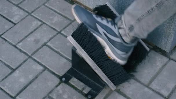 男人擦他的鞋子 两把刷子用来擦鞋子 男人擦他的腿 — 图库视频影像