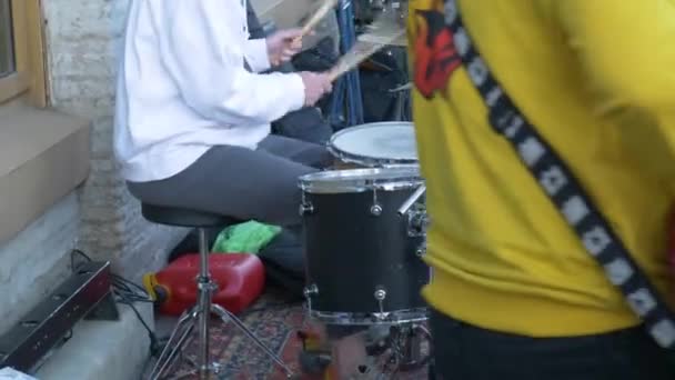 仕事中のドラム ストリートミュージシャンが歩道でドラムとコンサートをしました — ストック動画