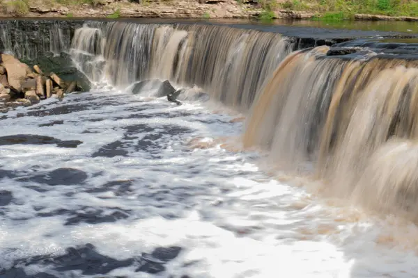 Vattenfall Vatten Som Rinner Från Floden Faller Ner Stormig Flod — Stockfoto