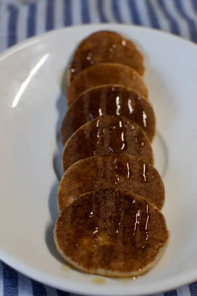 Mini Pancakes Drizzled Honey White Plate Striped Linen Napkin — Stock Photo, Image