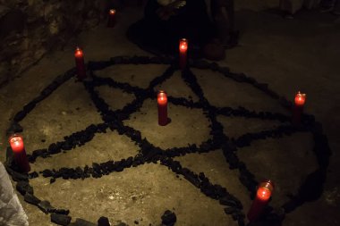 Satanist ayinler için sunak, cadılık ayrıntıları, okültizm ve tarikat