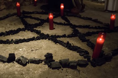 Satanist ayinler için sunak, cadılık ayrıntıları, okültizm ve tarikat