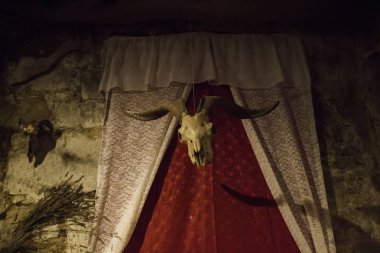 Satanist ayinler için sunak, cadılık ayrıntıları, okültizm ve tarikat