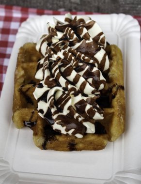 Karamelli ve çikolatalı waffle, tipik Belçikalı, tatlı.