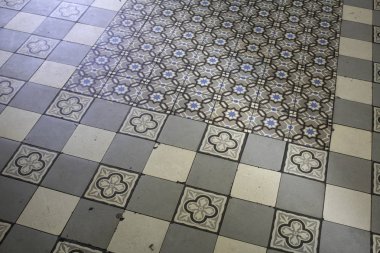 Kentsel duvarlarda el yapımı cam fayanslar, dekorasyon ve inşaat