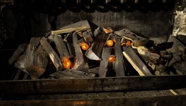 Ateş alevleri doğanın felaketlerinde hareket ediyor.