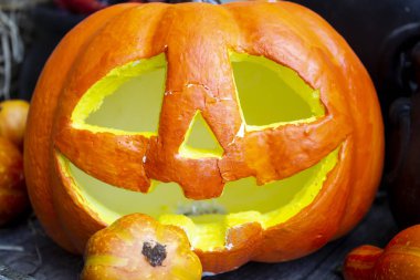 Cadılar bayramı balkabaklarını mumlarla, partilerle ve kutlamalarla süslemek