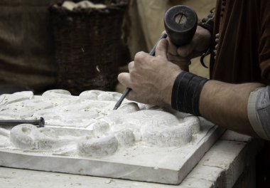 Geleneksel bir şekilde taş oyma, işçilik ayrıntıları, taş şekillendirme.