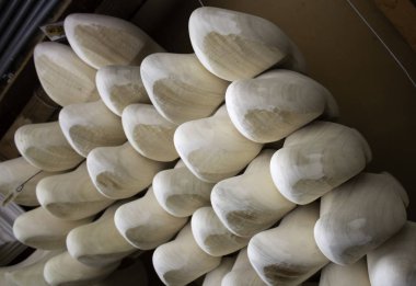 Hollanda takunya esnaf, alan için geleneksel ayakkabı imalatı