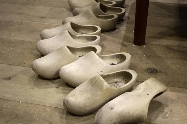 Голландська Забиває Ремісників Виготовлення Традиційних Взуття Поля — стокове фото
