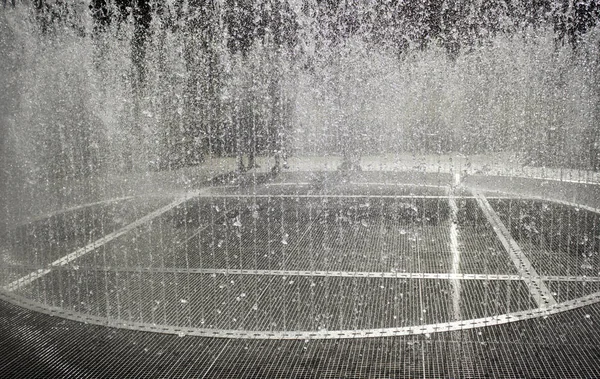 Fuente Agua Con Gente Fiesta Espectáculo —  Fotos de Stock