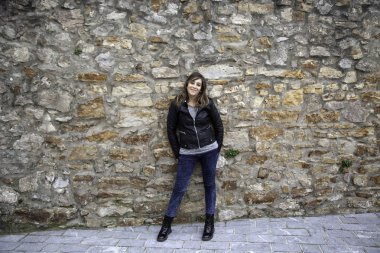 Genç kadın gülümseyen ve mutlu, güzellik ve moda