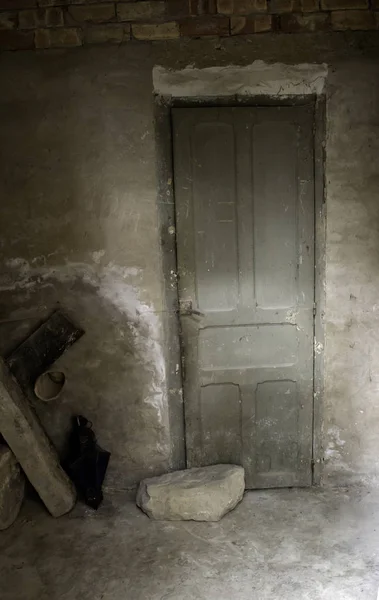 インテリア 建築破壊されたドアを放棄 — ストック写真