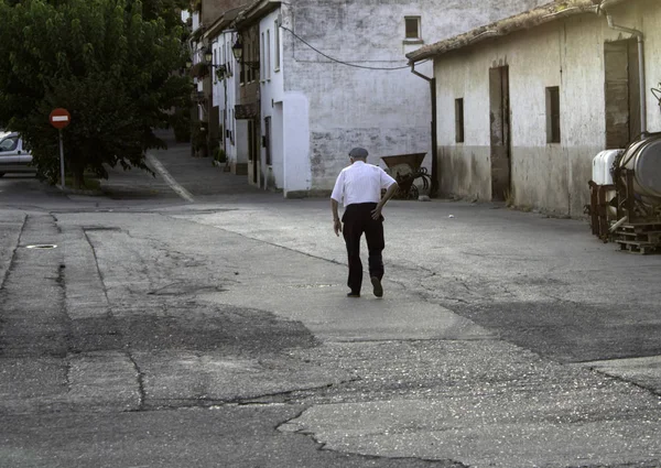 老人は通り 高齢者や活動を歩く — ストック写真