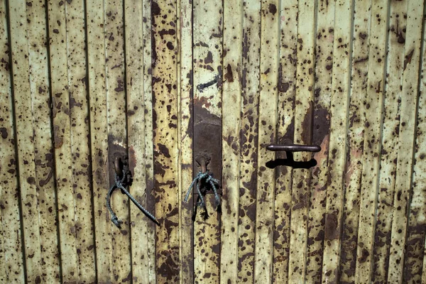 Zamanla Bozulan Endüstriyel Alanda Paslı Metal Kapı — Stok fotoğraf