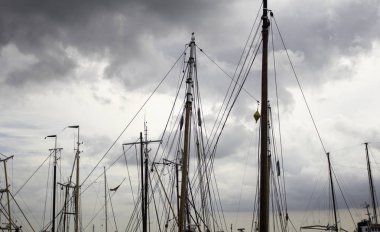 Denizde Yelkenli, tekne araçlar ve ulaşım, trave