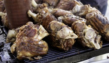 Izgarada et, ateşte kavrulmuş et.