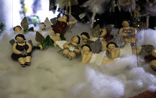 Dekorasyon Dükkanında Noel Melekleri Partilerde Vitrin — Stok fotoğraf