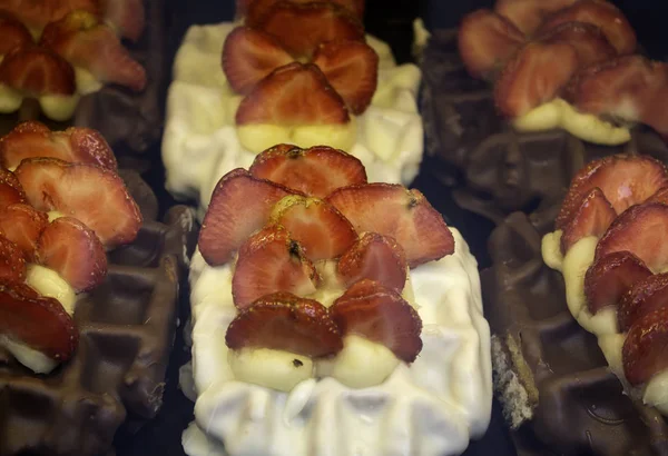 Aardbeien Met Chocolade Gebak Desserts Zoetigheden — Stockfoto