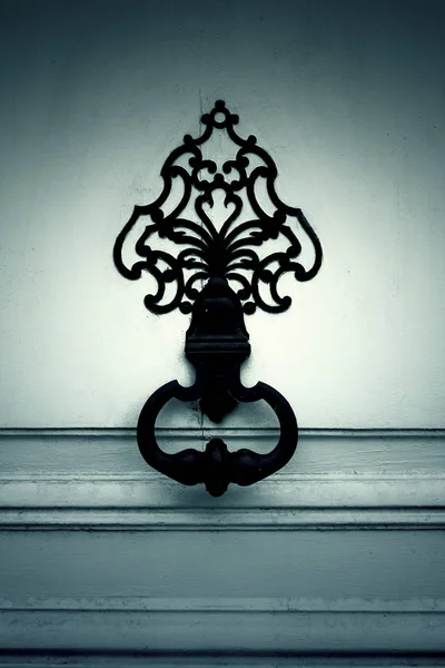 Białe Drewniane Drzwi Ozdobą Dzwoniącego Konstrukcja — Zdjęcie stockowe