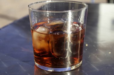 Buz bir kokteyl bar, öğle yemeği ve alkol ile pacharan