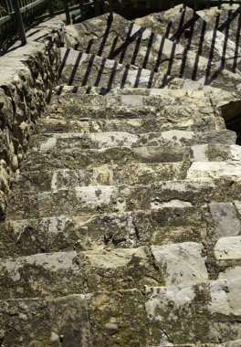 Şehirdeki taş merdivenler, mimari detaylar.