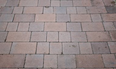 Şehir caddesindeki döşeme taşından fayanslar, inşaat.