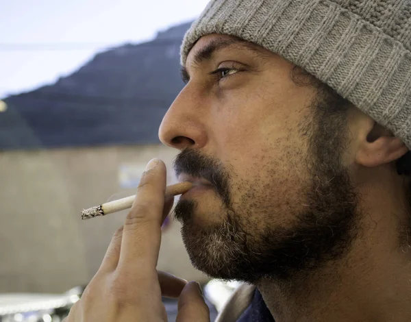 Homem Fumando Tabaco Rua Vícios Drogas — Fotografia de Stock