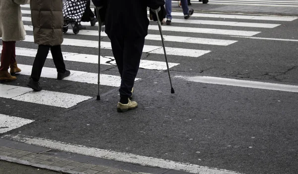 Mann Mit Krücken Überquert Zebrastreifen Behinderung Und Alter — Stockfoto