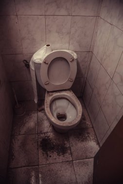 Tuvalet kirli ve toz, hijyenik olmayan oda, terk dolu