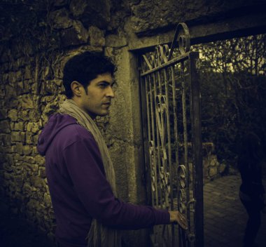 Dostum kız kilitleme, adam kaçırma ve kötü muamele, korku