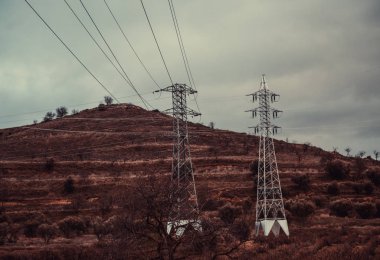 Bulutlu gökyüzü, teknoloji ve altyapısı olan elektrik kulesi